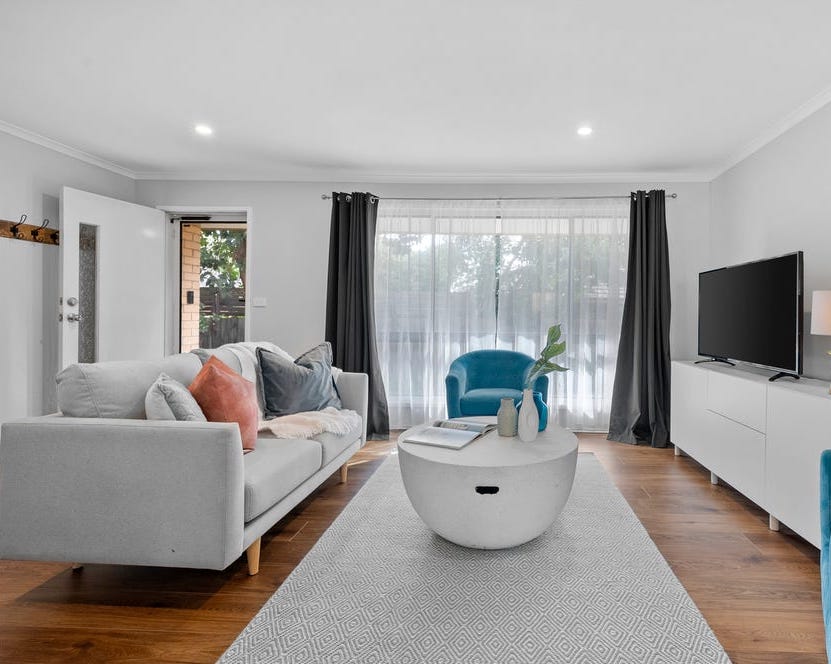 Zillow Oak 12mm Laminate Flooring